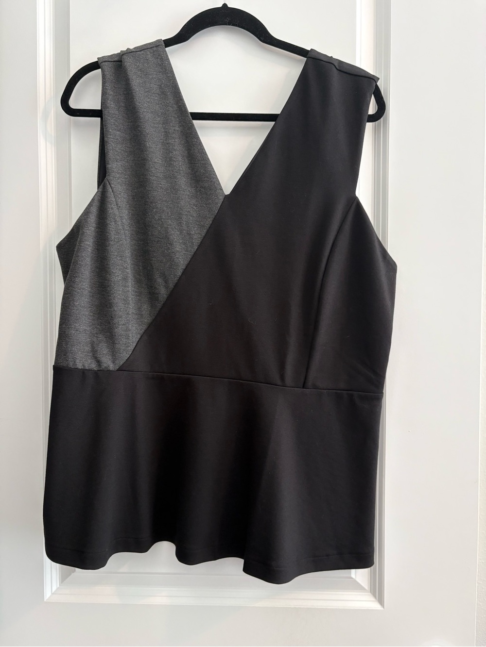 Ann Taylor Black and Gray Sleeveless V-Neck Colorblock knit peplum top